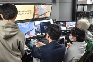 校外学習ではeスポーツ施設で大会を実施、機材の操作も体験できます。