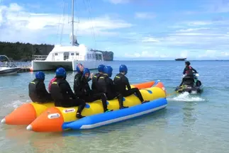 沖縄への修学旅行では透き通った海でのアクティビティも楽しめます