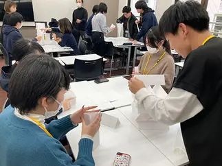 普段からオンラインで対話をしているので、スクーリングで初めて対面であってもすぐに仲良しに。オンラインでもリアルでも「対話」を大切にしています。