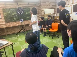 ダーツ部とクラフト部を設立。部活動をきっかけに生徒同士の交流を深めることができます。
