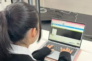 端末とWi-Fiさえあれば時間や場所を選ばずにいつでもどこでも、自分のペースで学習できます。担任と学習計画を確認しながら進めましょう。