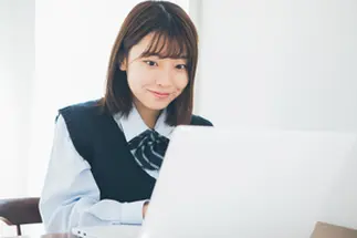  宿泊スクーリングなし 日頃通っている校舎で必要スクーリングが完結できるため、生徒ひとりひとりのコンディションに応じて登校頻度を調整しながら学習を進めることができます。