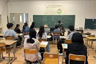 地域交流、キャリア教育を目的としたカフェでは調理、接客、販売はもちろん、メニュー決めや収支計算まで経営経験をします。