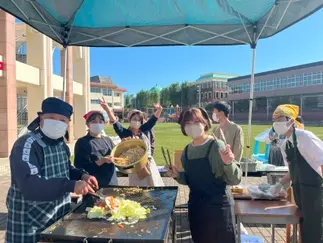 EIKO祭（文化祭）みんなで楽しく焼きそばを作りました。