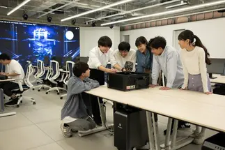 NTT東日本グループに所属している様々なデジタルスキルの 専門家を外部講師として招き、実践的な技術を学ぶことで 社会で活躍できるデジタル人材を目指します。