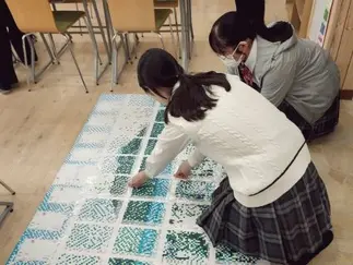 文化祭のモザイクアート作成中