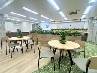 カフェ、オフィスのようなおしゃれな空間で学習を進めることが出来ます！