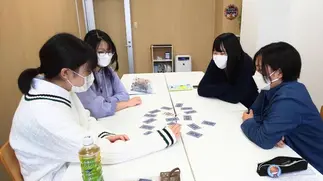 不登校や学校生活に不安のあるお子さまも、安心できる居場所の中で友だちと自然に関われます。少人数制のフリースクールだから、自分のペースで人とのつながりを育めます。