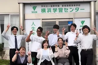 笑顔はじける職員室