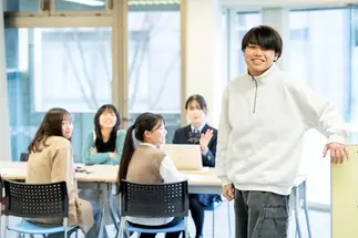 進学のための「受験学力」だけでなく、変化し続ける現代に、自ら考え、行動することができる「未来学力」を養います。