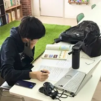 授業では、レポート作成を中心に学習を進めていきます。一斉授業ではないので、自分のペースで学習を進めていけます。
