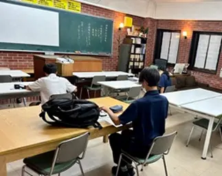 校舎内は座席も自由。自分が集中できる場所で学習ができます。