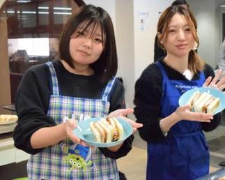 広大な調理室で楽しい料理やお菓子作りの授業を