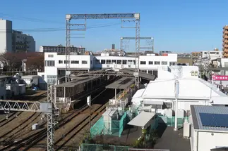 最寄り駅の桜ヶ丘駅を学校の屋上から撮影。