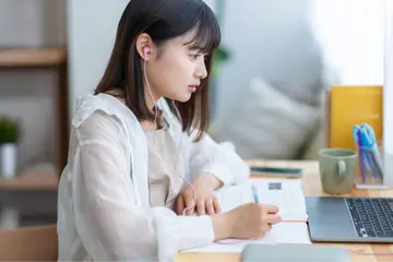 集中スクーリングは年5日程度のみ。いつでもどこでも自分のペースでレポートに取り組めます。