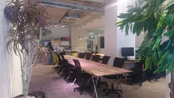 WiFi完備。開放的な教室や集中個別ルームがあります。