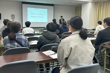 精華学園では進路指導に力を入れています。専門家を積極的に起用したり、さまざまな取り組みで進路決定に一躍を担っています。