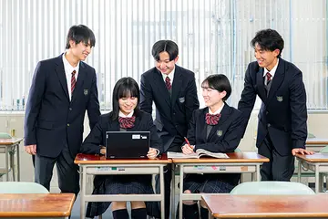 1年生の「学び直し」で高校基礎学力を養い、2年生からは希望や目標に合わせてクラス&コースを選択します。