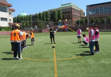 水戸本校人工芝グランドでのサッカー対戦（スポーツフェスティバル開催時）