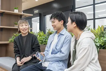 ワオ高が大切にしている「対話」。安心して話せる環境を作り、共通のテーマで自分の考えを伝えたり、相手の考えを聞いたりして、考えを深めます。人と話すのが苦手な生徒もいつの間にか話せるようになっています。