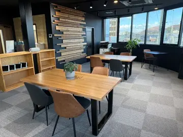 レポート課題をする、友達や先生と雑談をする、動画を見るなど、気分と目的に応じた居場所があります。