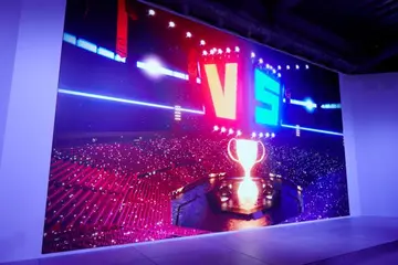 本格的なeスポーツイベントが開催できる大型LEDモニタや音響設備、照明を完備