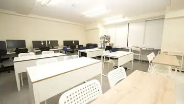 校舎は浦安校、新浦安校、西船橋校の３つ。それぞれ雰囲気が異なるので、きっと自分に合った校舎が見つかるはずです。また、校舎間を行き来することができるので日によってスクーリング会場を変えることもできます。