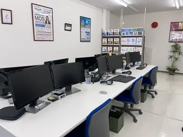 落ち着いた明るい教室環境で安心して通える 少人数制だからこそ一人ひとりに丁寧に向き合います 無理のないペースで、新しい一歩を応援します