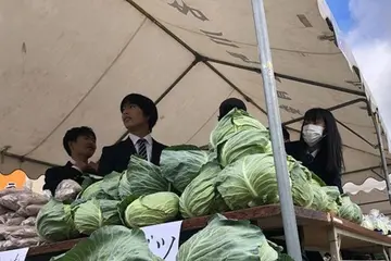 勉強が苦手でもだいじょうぶ。社会に出てほんとうに必要なことを学ぶため、販売実習を中心とした「おもろい」授業を展開しています。