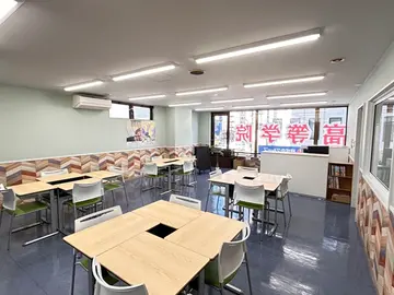 個別指導に合わせた教室環境で先生との距離も近く、とてもアットホームな雰囲気です。人間関係のストレスもなく快適に過ごせます。