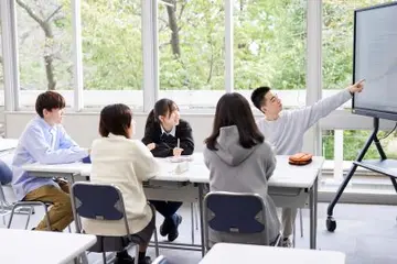 他の生徒の意見を聞き、自分の考えを持ち、自立に導く教育を行っています。