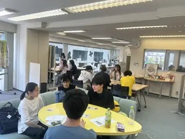 実際の学校活動です。職員も付き活動を見守ります。ミニゲーム大会の様子です。オンラインでも気軽に参加できる機会を心がけております。