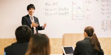 全キャンパスの授業をライブ配信！キャンパスや自宅で受講できます。レポートは解説動画有り。何度でも視聴しながら進めることができます。