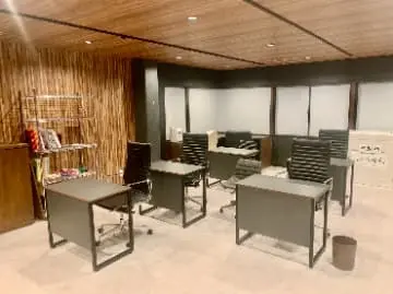 前橋校校舎は落ち着いたシックな雰囲気♪サロンのような空間で自分のペースで学べます。
