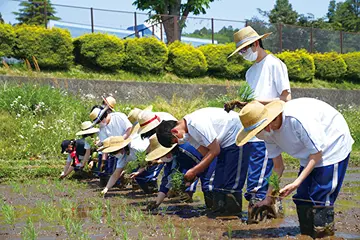 緑の拠点、本校（栃木県塩谷町）での体験学習を通して、感性を育める