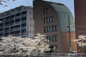 桜のきれいな目黒川に面したデザインチックな校舎です