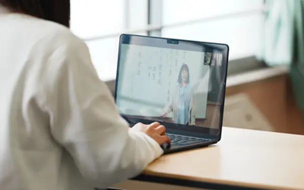 学びのスタイルは自由。在宅での学びはもちろん、登校しながら学べるコースもあります。