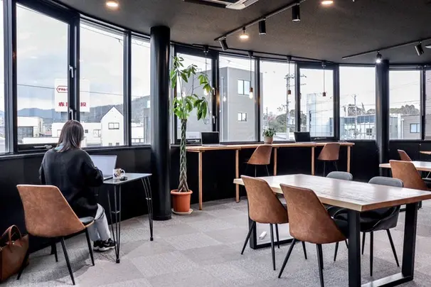 BGMが流れるカフェのようなおしゃれな空間で、ゆったり過ごせます。