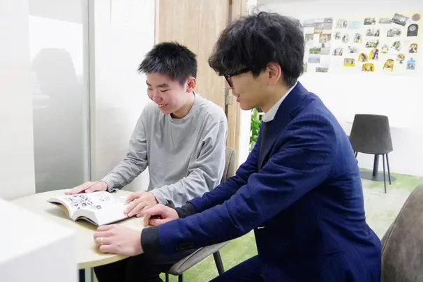 全国14拠点にいつでも自由登校可能。ヴァーチャルキャンパスにも先生が常駐し、いつでも質問できます