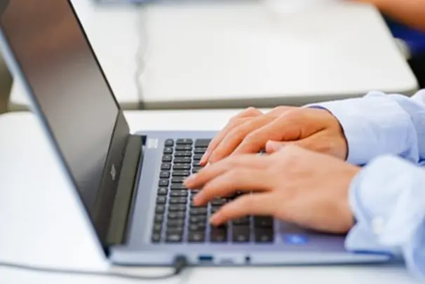 スマホ・タブレットでもOK！インターネット環境があれば、いつでもどこでも学習に取り組むことができます。