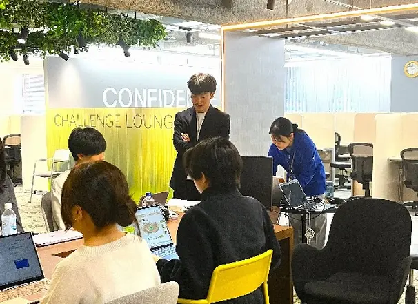 通学スタイルは全国11か所で、近くのキャンパスで友達と楽しい高校生活を送りつつ、クラス担任と赤ペンメンターのW サポートをしっかり受けられます。オンラインも同じサポートでどこにいても安心です。