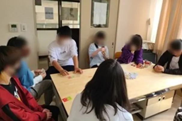 かつて自分が過ごしたキャンパスで運営側に回って生徒支援をしている理事長をはじめとした、特性などを理解してくれる経験豊富なベテラン・若手の先生たちとの楽しいスクールライフ