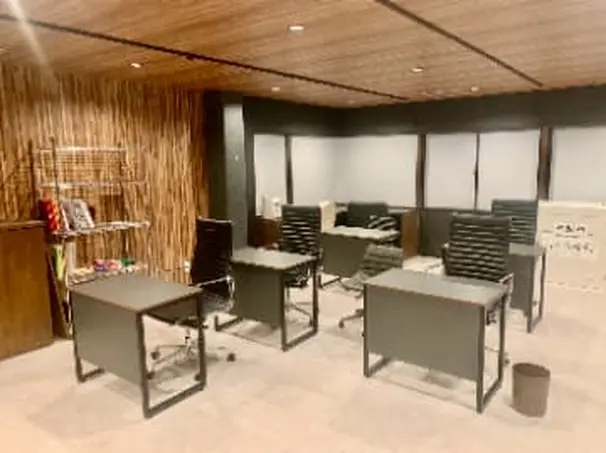 前橋校校舎は落ち着いたシックな雰囲気♪サロンのような空間で自分のペースで学べます。