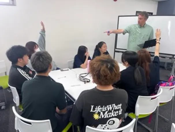 午前中の外国人先生との英会話授業はとにかく楽しく「話して・聞く」授業。英語初心者大歓迎！