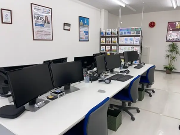 落ち着いた明るい教室環境で安心して通える 少人数制だからこそ一人ひとりに丁寧に向き合います 無理のないペースで、新しい一歩を応援します