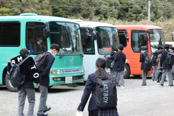 選べる「街の学校(西宮今津校/川西能勢口キャンパス)」と「農村の学校(能勢天王校)」。能勢天王校3dayコースはスクールバスを運行(能勢電鉄山下駅より)。