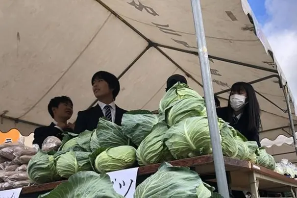 勉強が苦手でもだいじょうぶ。社会に出てほんとうに必要なことを学ぶため、販売実習を中心とした「おもろい」授業を展開しています。