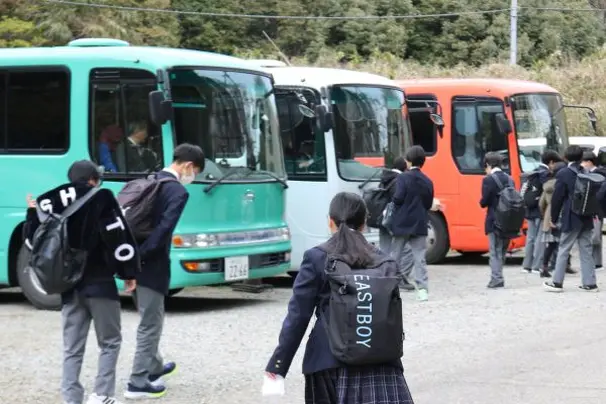 通学はスクールバス(無料)。川西能勢口/新三田/日生中央より運行しています。