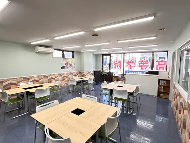 個別指導に合わせた教室環境で先生との距離も近く、とてもアットホームな雰囲気です。人間関係のストレスもなく快適に過ごせます。