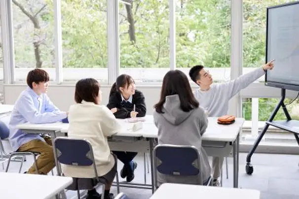 他の生徒の意見を聞き、自分の考えを持ち、自立に導く教育を行っています。